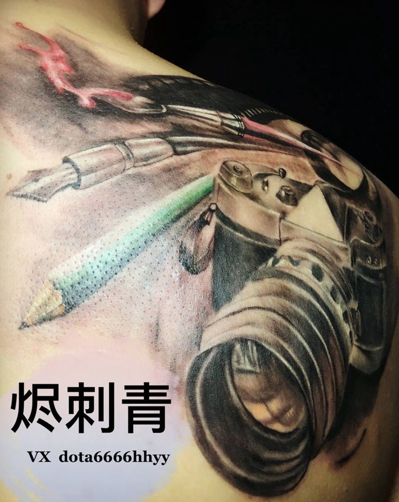 写实相机纹身图片_成品背部肩部写实欧美静物纹身图案