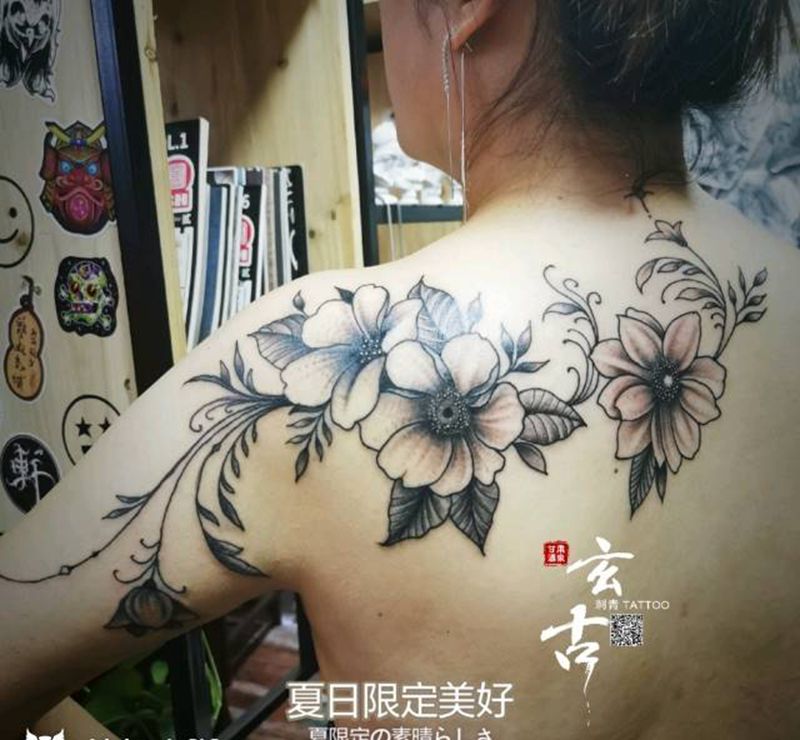 素花纹身图片_肩部新传统点刺纹身图案