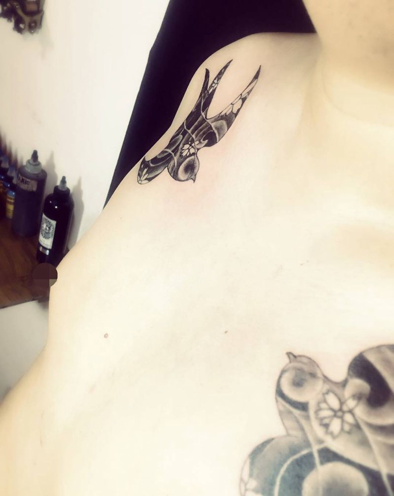 肩花  双飞燕纹身图片_成品肩部传统动物图腾纹身图案