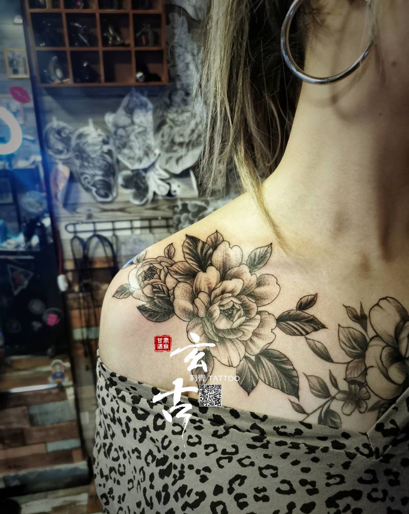 右边纹身图片_胸部新传统素花纹身图案