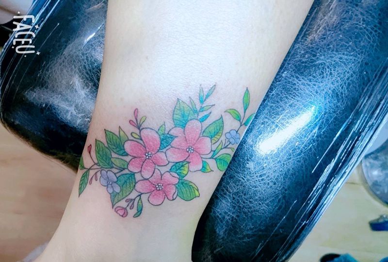 小花纹身图片_腿部纹身图案