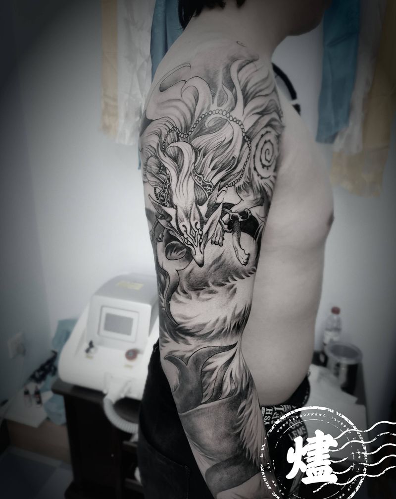 九尾纹身图片_手臂欧美写实新传统纹身图案