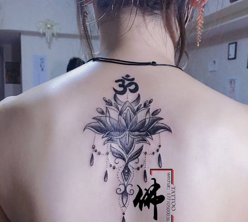 莲花纹身图片_背部New School纹身图案