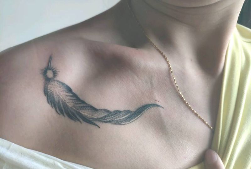 羽毛纹身图片_胸部点刺羽毛纹身图案