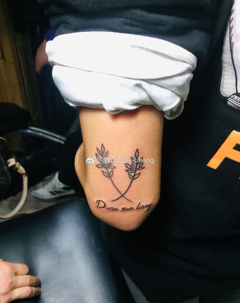 字母纹身图片_手臂花体字小清新字母纹身图案