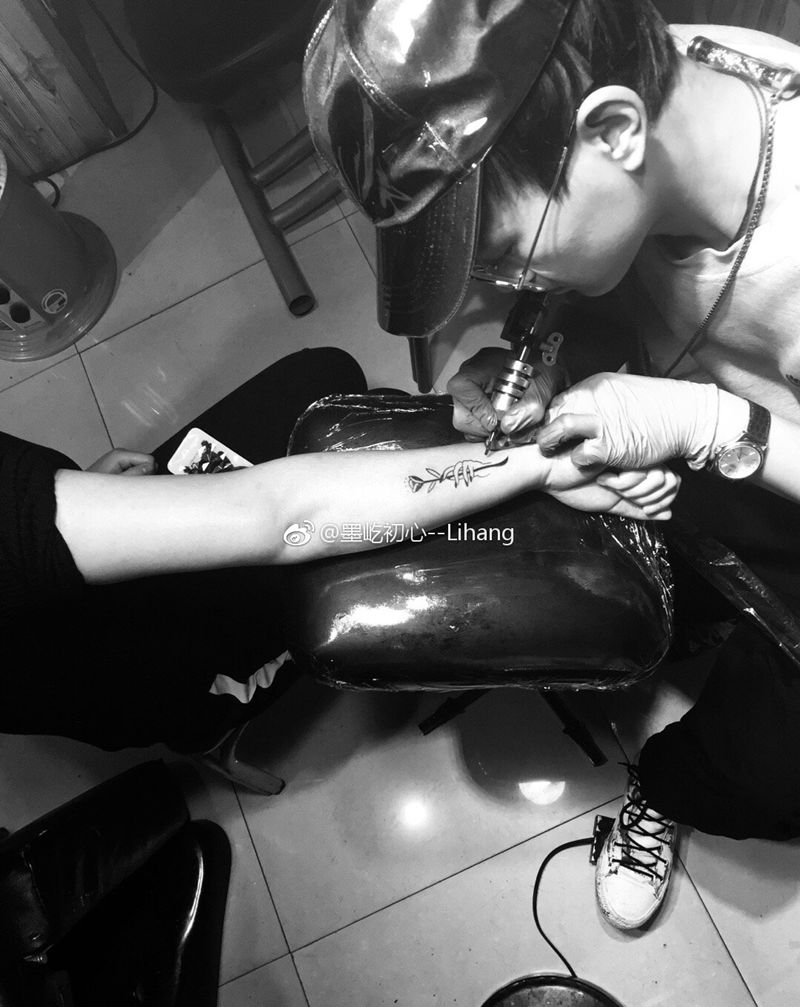 手花纹身图片_手臂图腾几何手花纹身图案