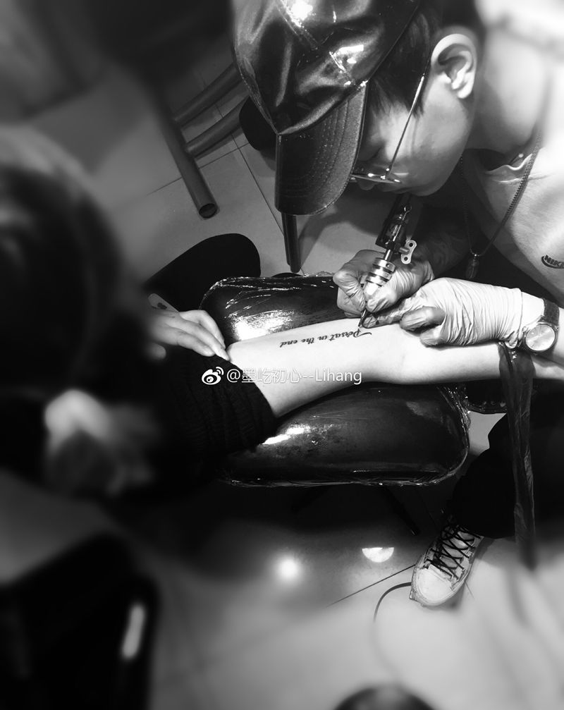 字母纹身图片_手臂花体字字母纹身图案