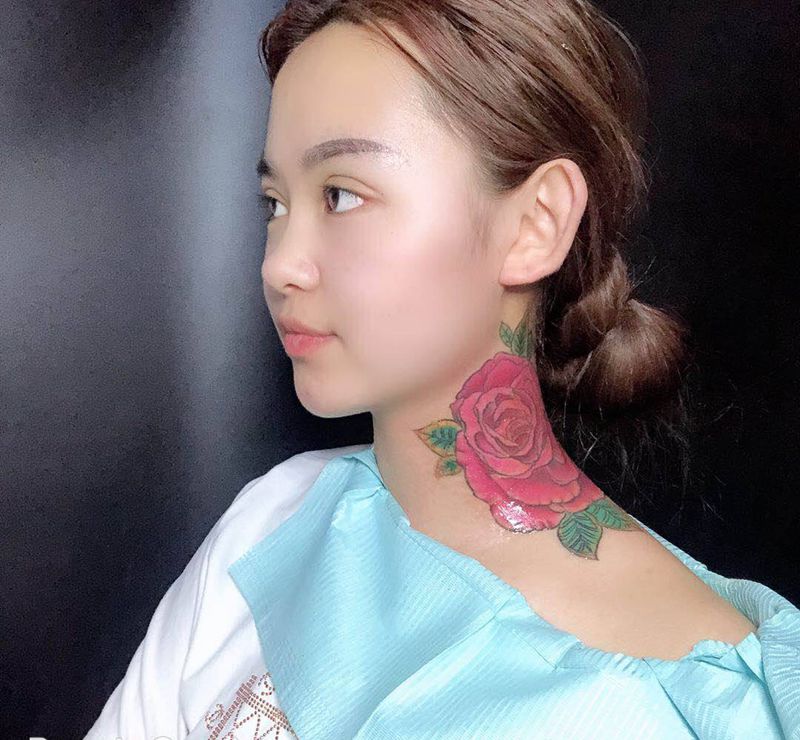 花纹身图片_颈部Old School纹身图案