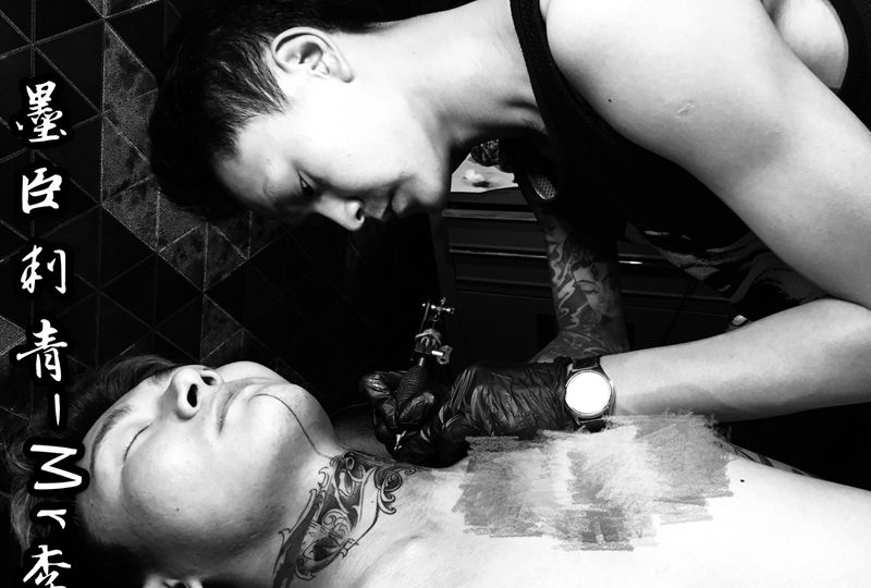 花体字纹身图片_颈部花体字纹身图案