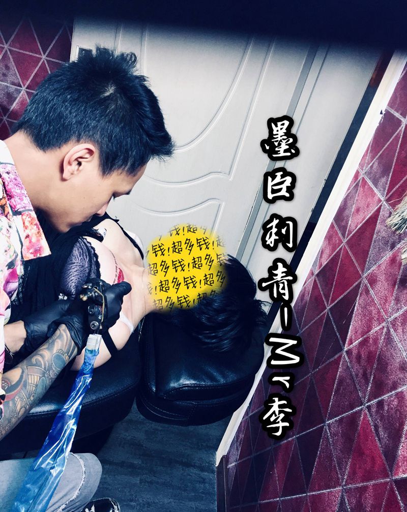 唇纹身图片_胸部New SchoolOld School嘴唇唇印字母纹身图案