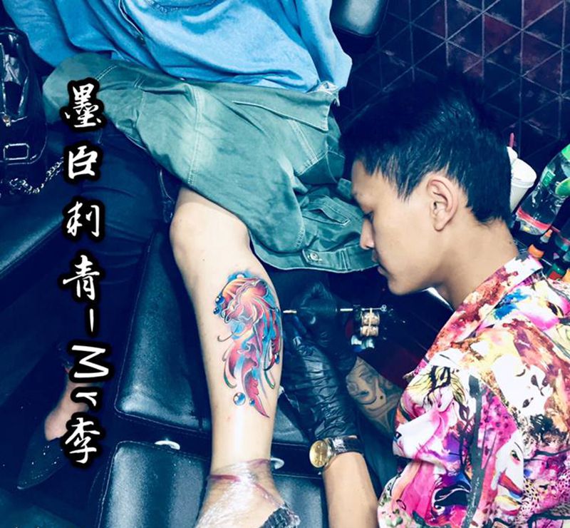 水母纹身图片_腿部新传统New School水母重彩纹身图案