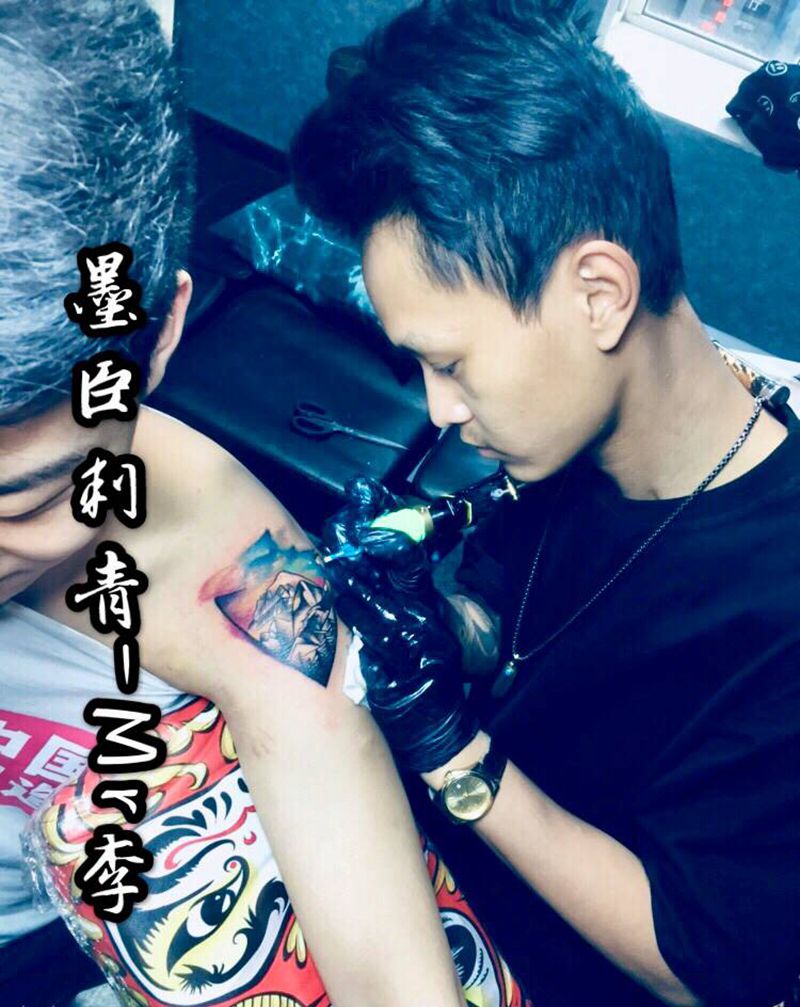 星空纹身图片_肩部水墨水彩星空点刺山纹身图案