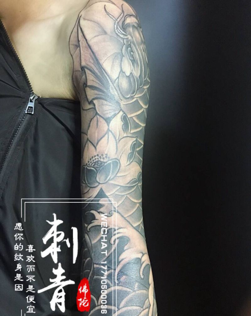 花臂锦鲤纹身图片_手臂新传统纹身图案