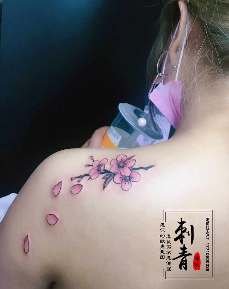 樱花纹身图片_肩部New School纹身图案
