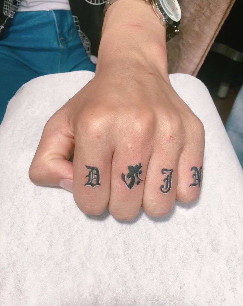 手指纹身图片_手部花体字纹身图案