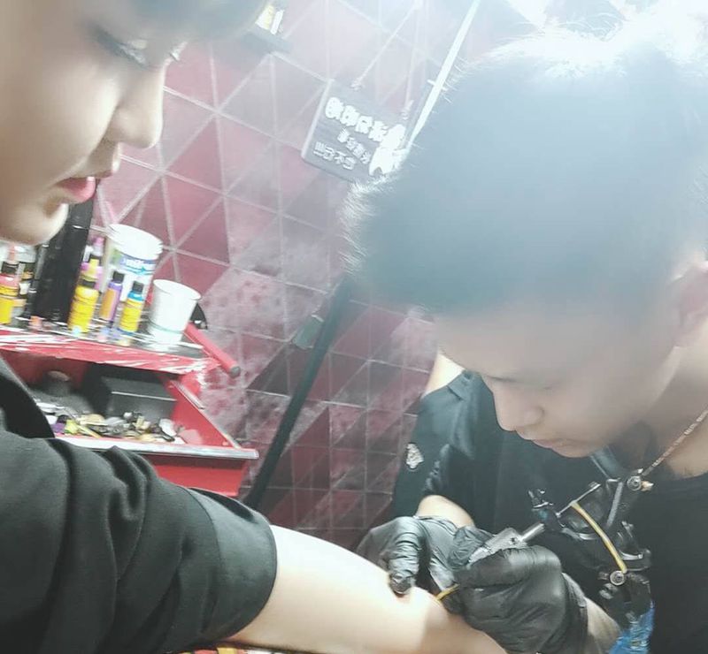 字母纹身图片_手臂手部水彩花体字字母彩色笑脸纹身图案