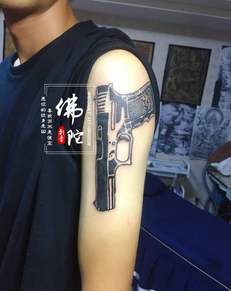 手枪纹身图片_手臂Old School纹身图案