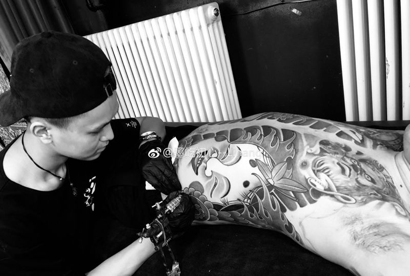 肉笑纹身图片_腹部胸部老传统新传统日式开衫板雾纹身图案