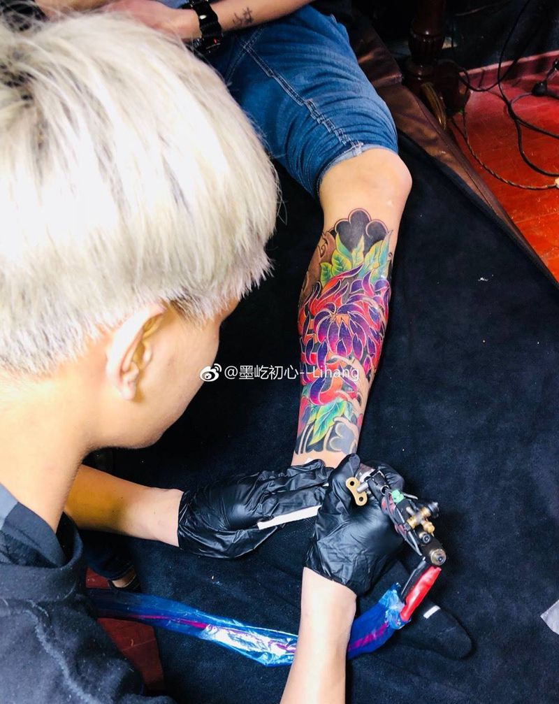 菊花纹身图片_腿部传统植物纹身图案