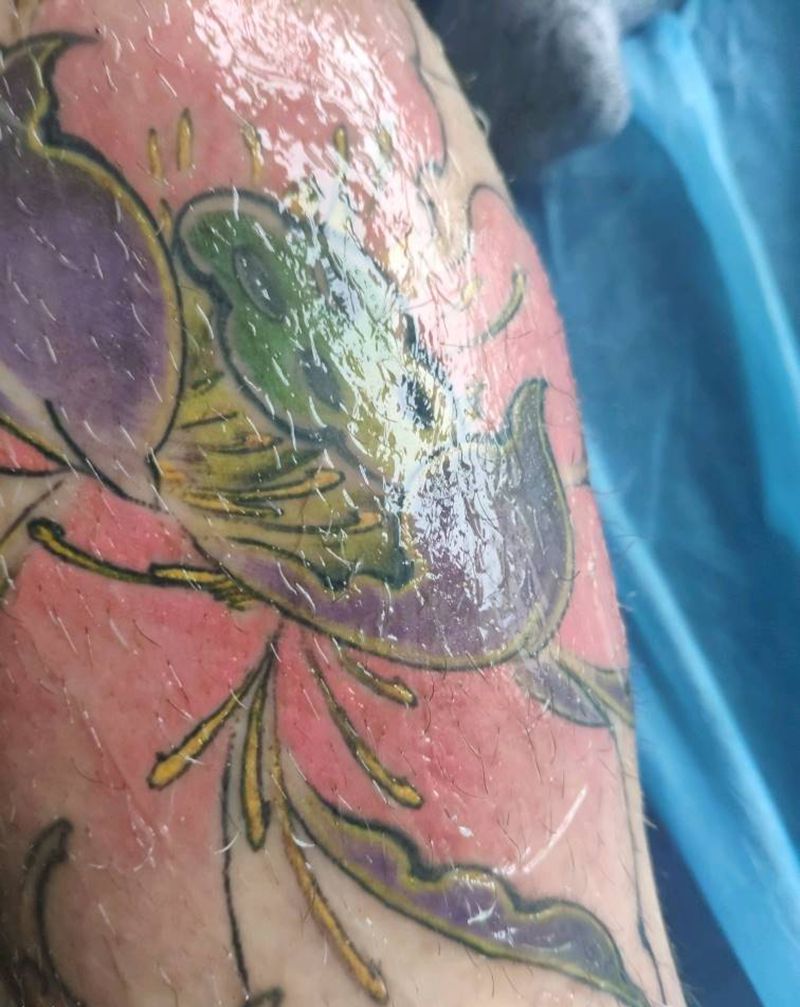 荷花包腿纹身图片_腿部新传统荷花、水浪纹身图案