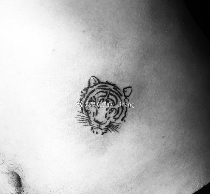 虎纹身图片_腰部腹部图腾虎纹身图案