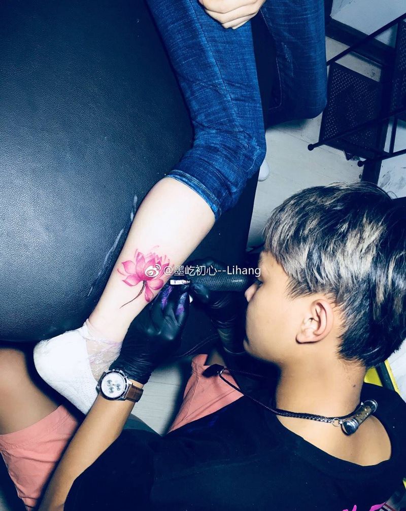 荷花纹身图片_腿部水彩荷花纹身图案