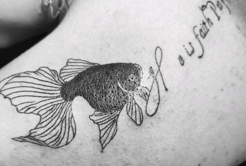 金鱼遮盖纹身图片_背部纹身图案