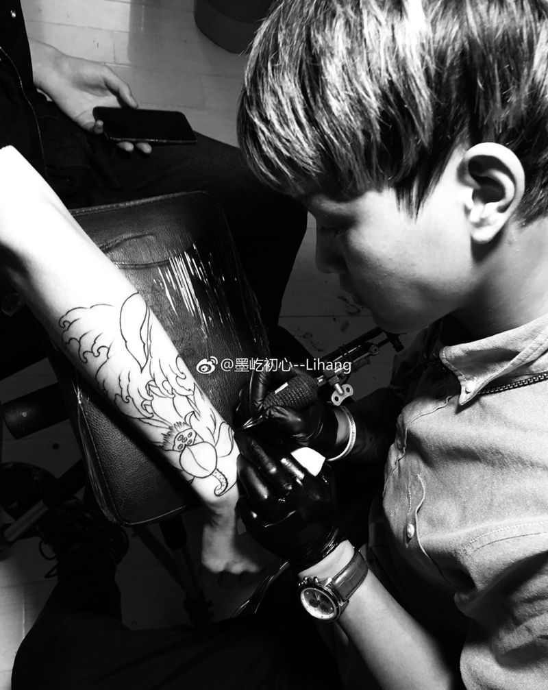 水浪荷花纹身图片_手臂新传统水浪荷花纹身图案