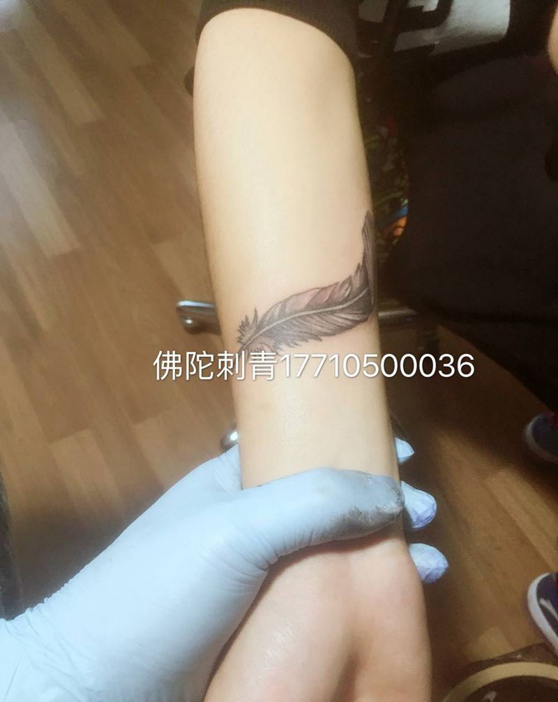 小臂羽毛纹身图片_成品手稿手臂手部传统清新写实几何静物原创纹身图案