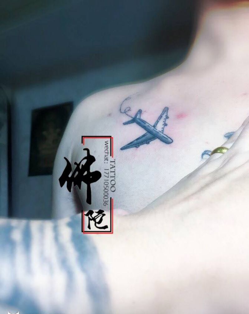 飞机纹身图片_胸部New School飞机 纹身图案