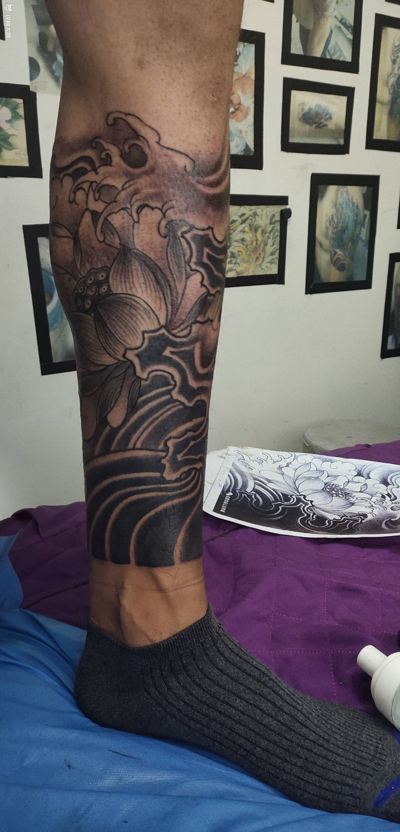 衔接包小臂纹身图片_腿部新传统荷花水浪纹身图案