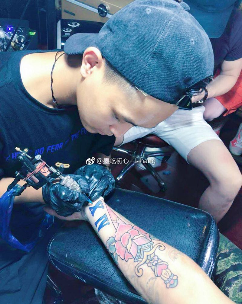 修改纹身图片_手臂Old School花体字修改纹身图案