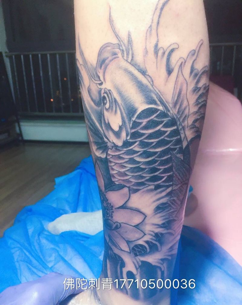 莲花锦鲤纹身图片_成品腿部传统动物宁夏银川中国纹身图案