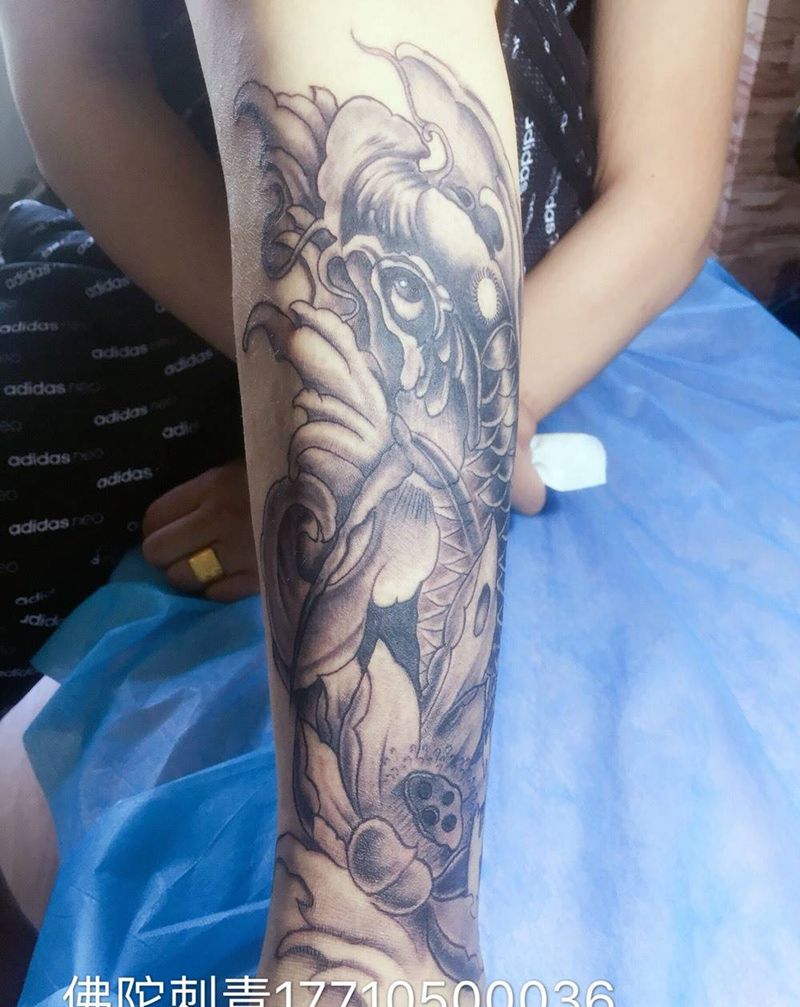 小腿锦鲤纹身图片_成品腿部传统动物银川宁夏中国纹身图案
