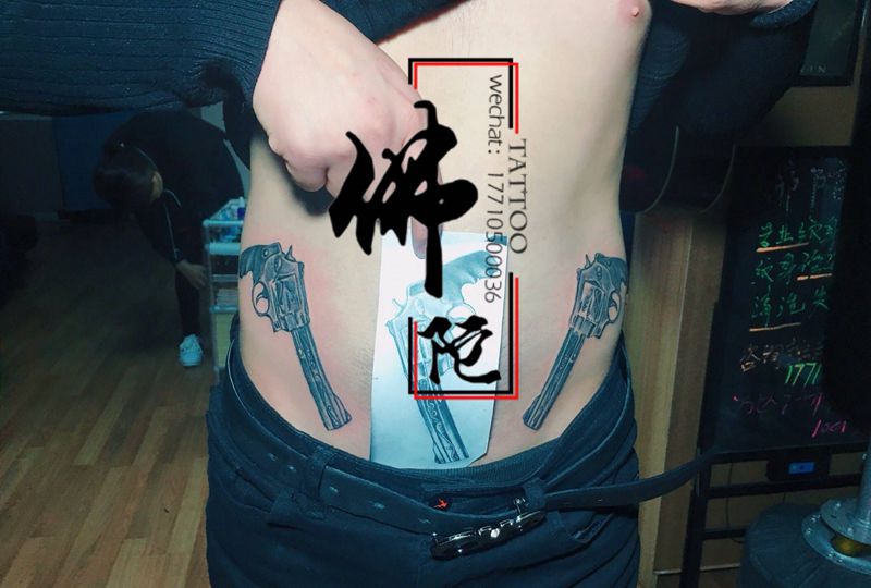 左轮手枪纹身图片_腹部New School纹身图案