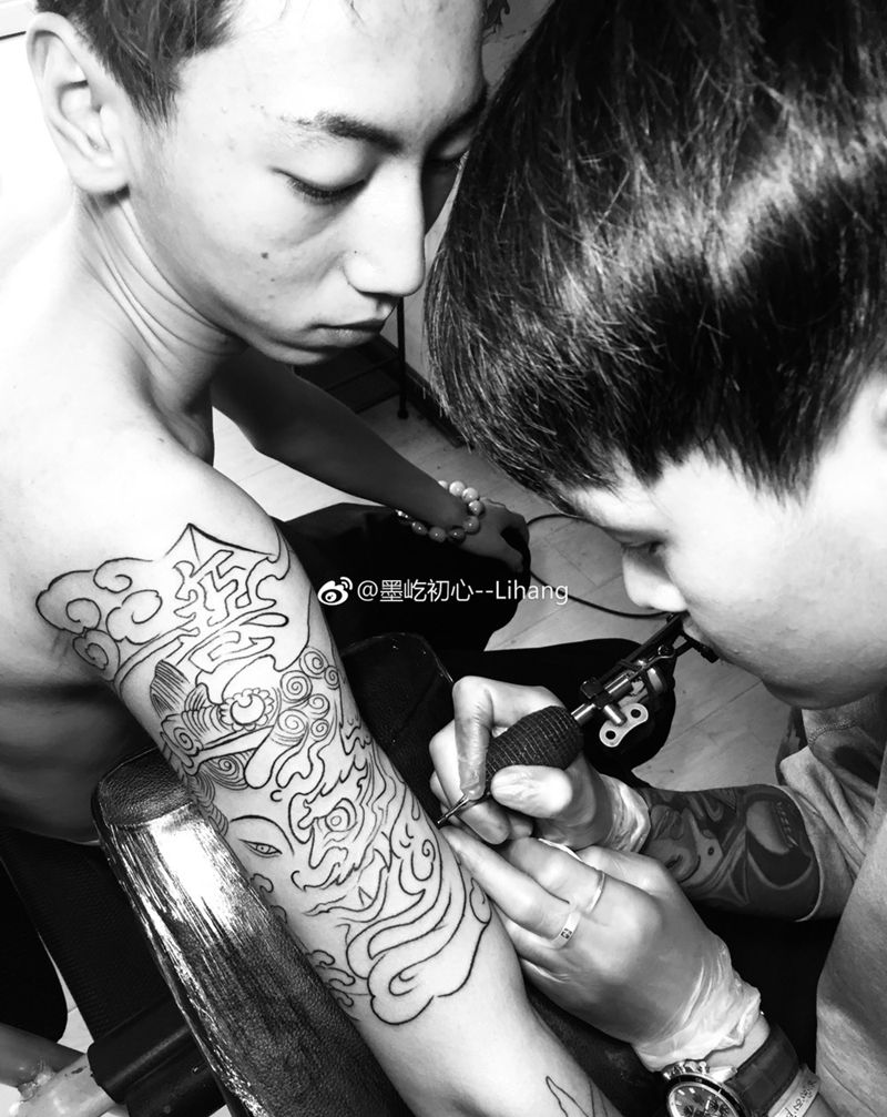 一念之间纹身图片_肩部手臂新传统佛魔纹身图案