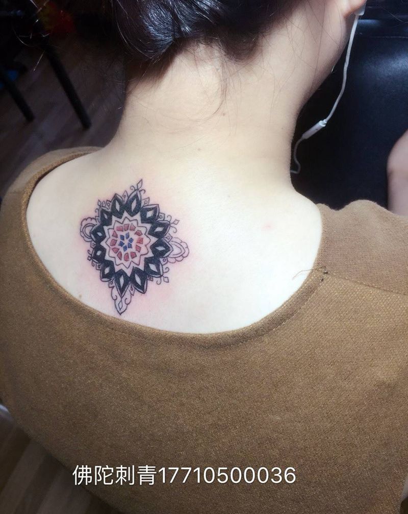 曼陀罗纹身图片_成品手稿背部清新银川宁夏中国几何纹身图案