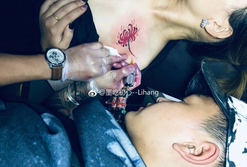 彼岸花纹身图片_胸部水彩彼岸花纹身图案