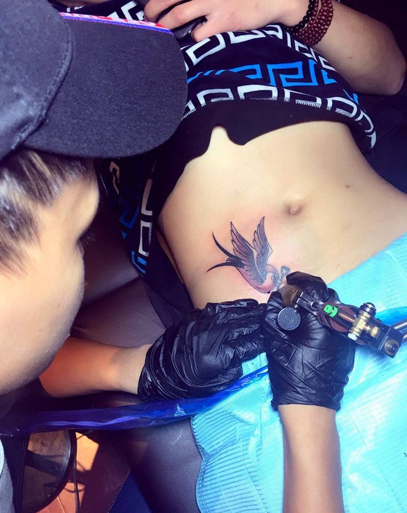 燕子纹身图片_腹部清新动物纹身图案