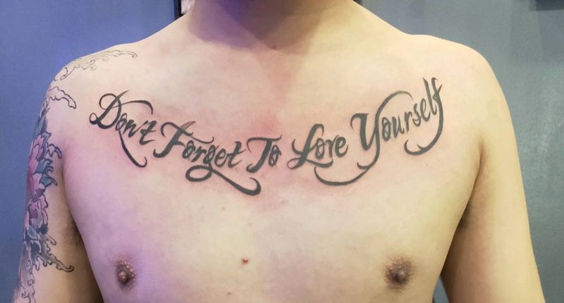 胸口英文纹身图片_胸部纹身图案