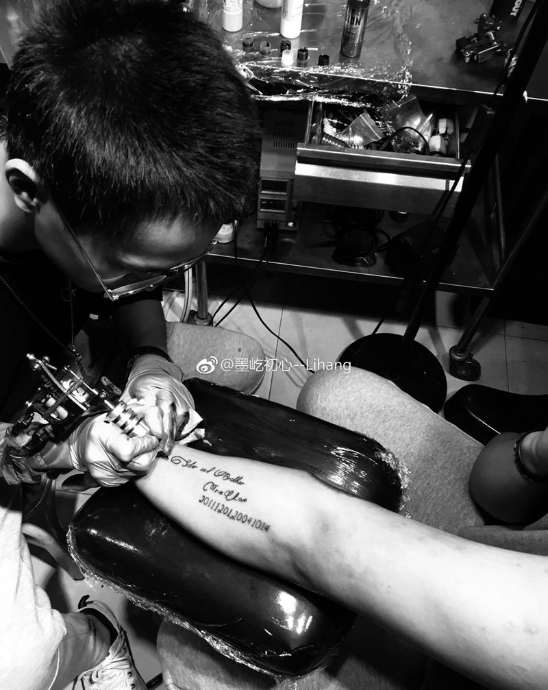 字母纹身图片_手臂花体字字母纹身图案