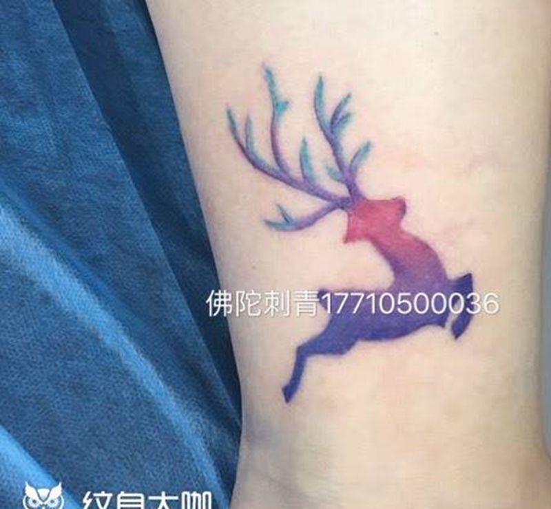 彩色鹿纹身图片_手稿成品腿部脚部欧美清新动物几何情侣原创纹身图案