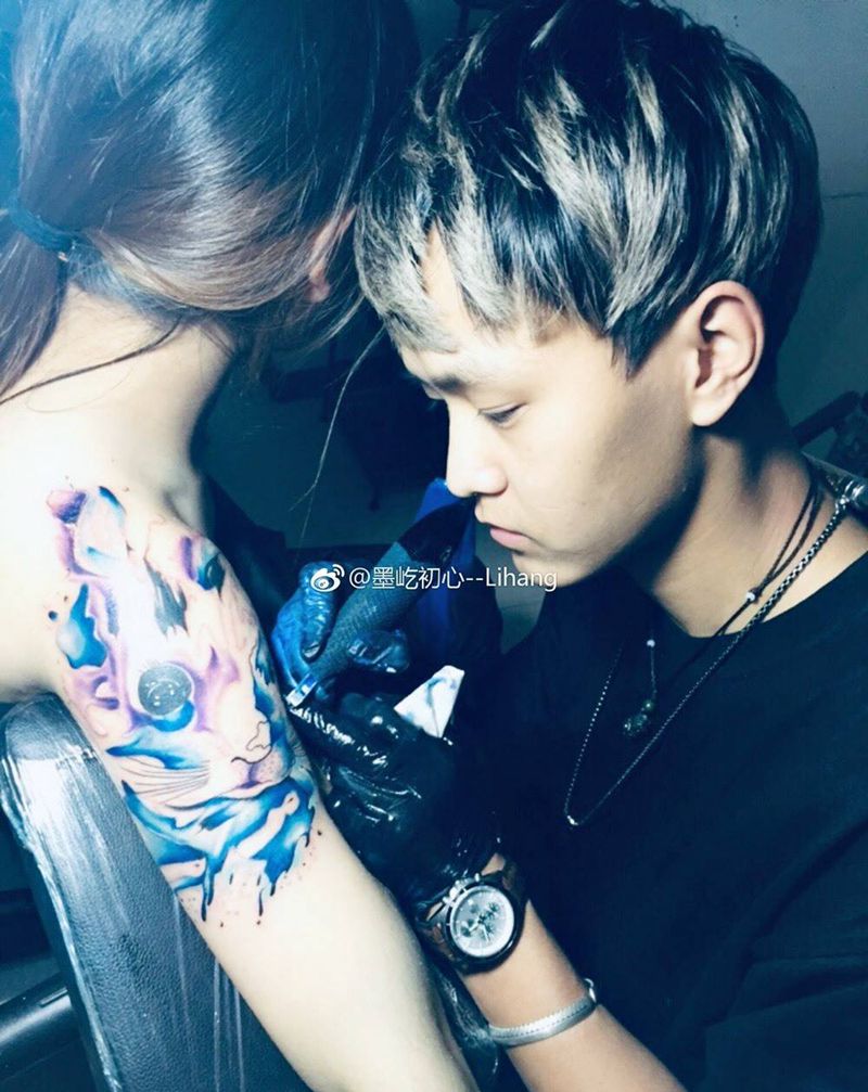 水彩兔子纹身图片_肩部手臂水彩水墨兔子纹身图案