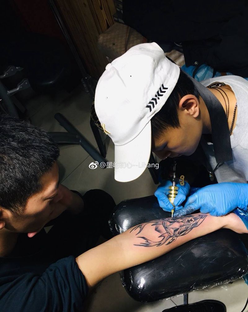 麋鹿纹身图片_手臂点刺几何麋鹿纹身图案