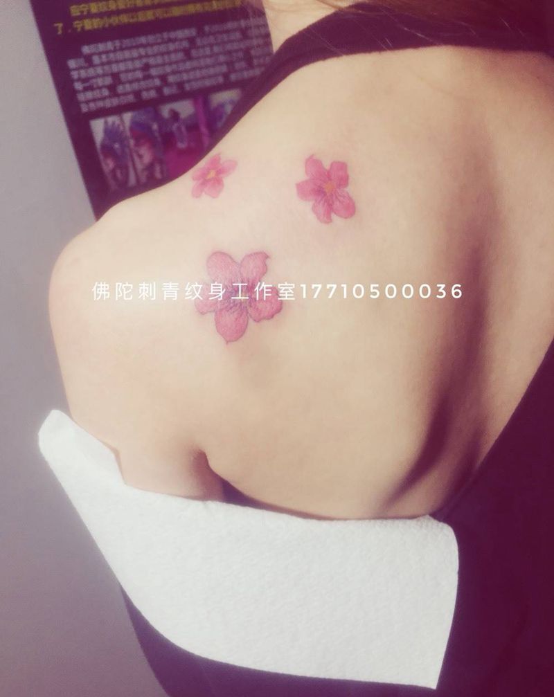 肩部桃花纹身图片_成品手稿肩部清新植物银川佛陀刺青宁夏纹身图案