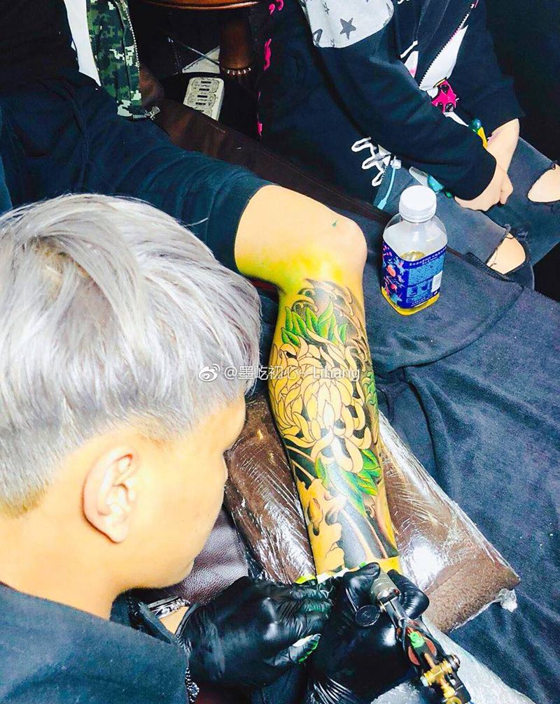 小腿菊花纹身图片