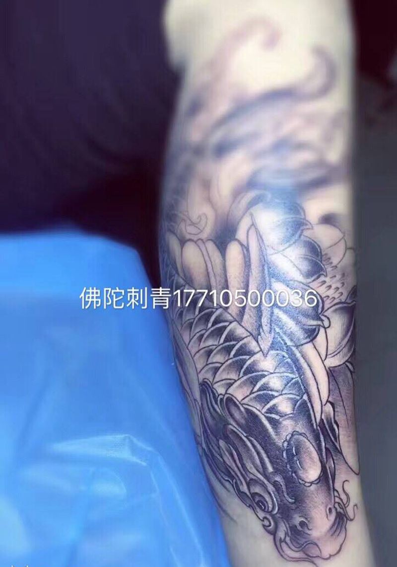 小腿锦鲤纹身图片_成品手稿腿部传统动物银川宁夏纹身图案
