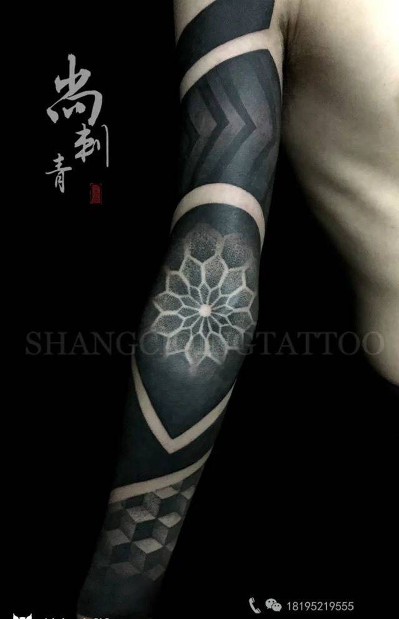 黑臂纹身图片