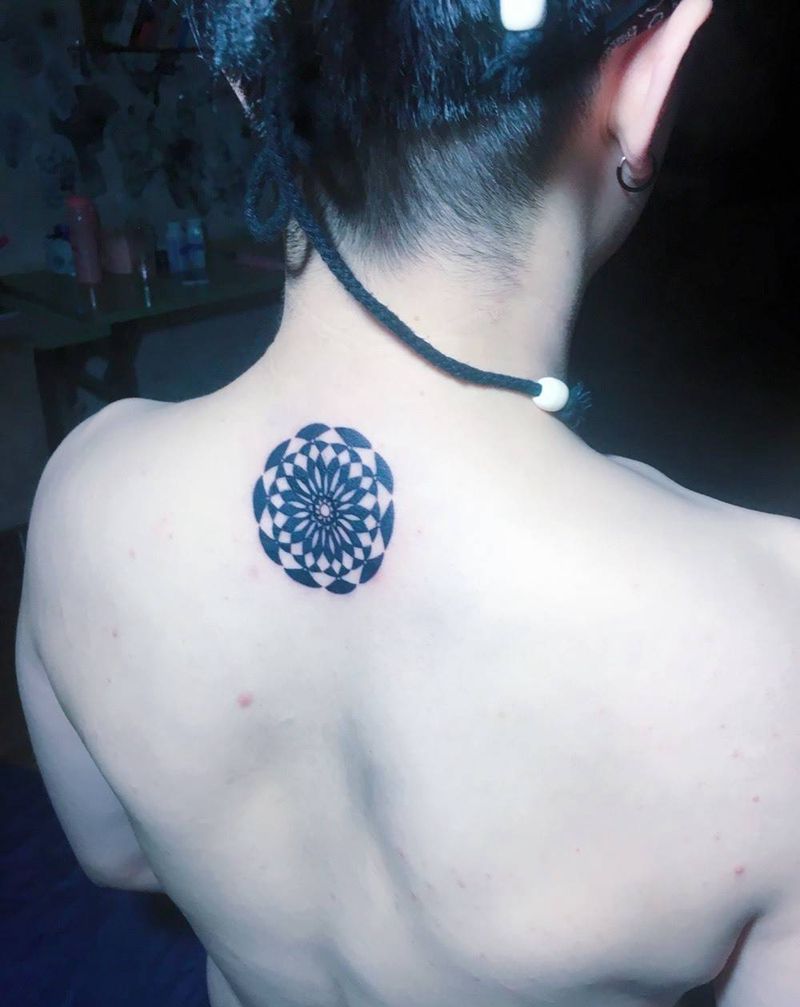 生命花纹身图片_颈部图腾生命花纹身图案