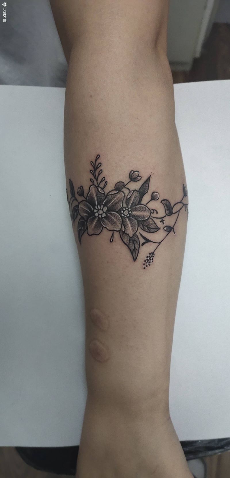 客户自带臂环小花花纹身图片_小清新纹身图案
